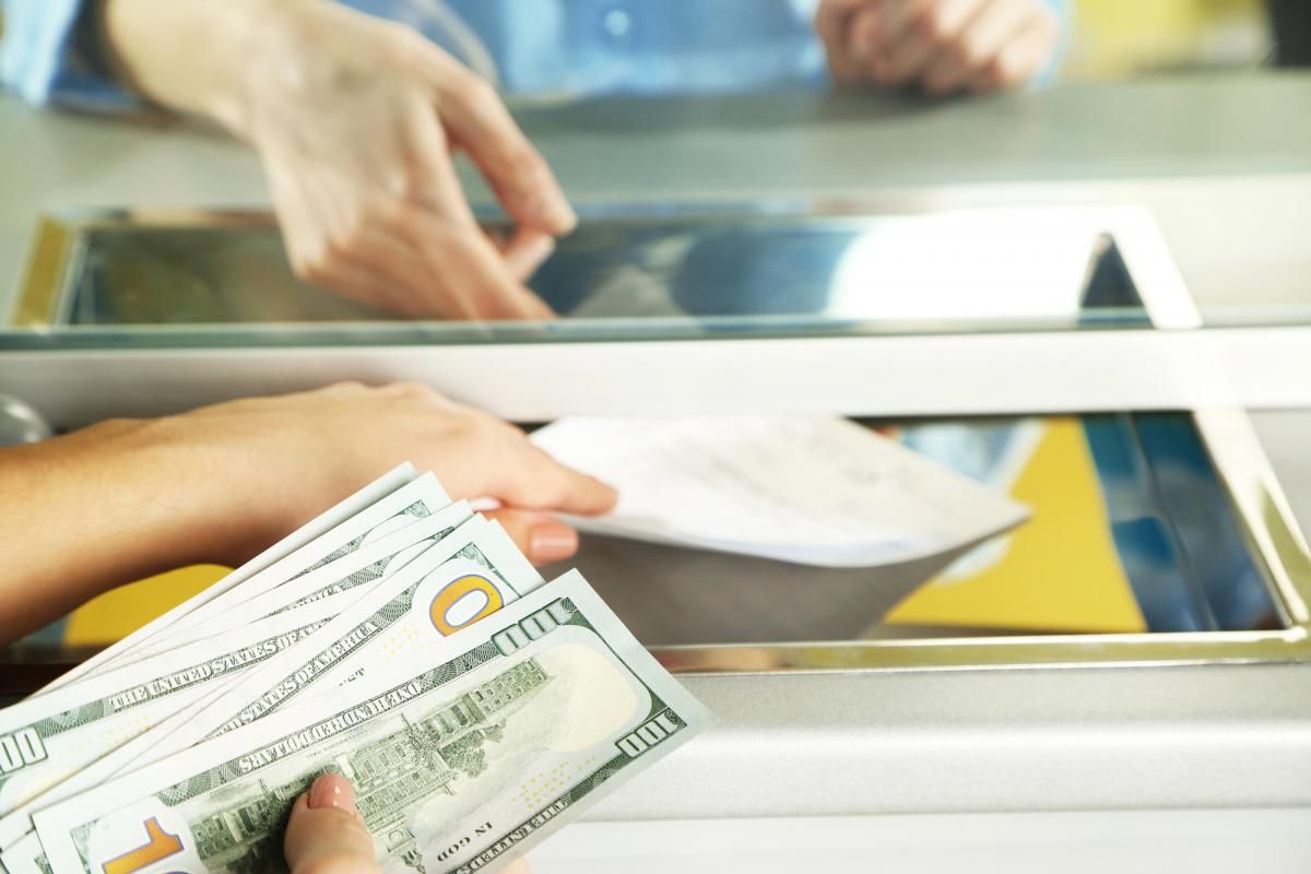 Скільки коштуватимуть 100 доларів в Україні: прогноз банкіра до 17 травня